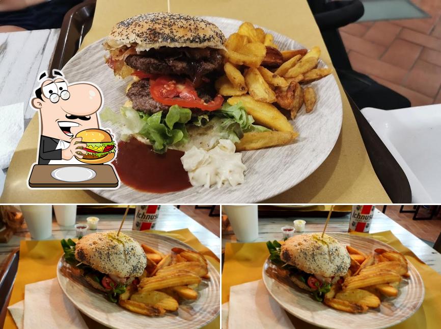 Gustati uno dei tipi di hamburger proposti a Vianello's Sardinian Street food