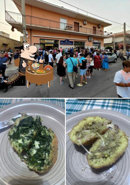 La foto della cibo e esterno di Pasticceria Uccello a Siracusa #Bar #Centro Colazioni #Gelateria #Rosticceria #Catering