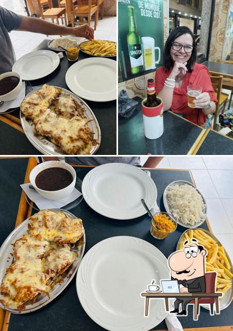 Confira a imagem mostrando interior e bebida a Social Lapa