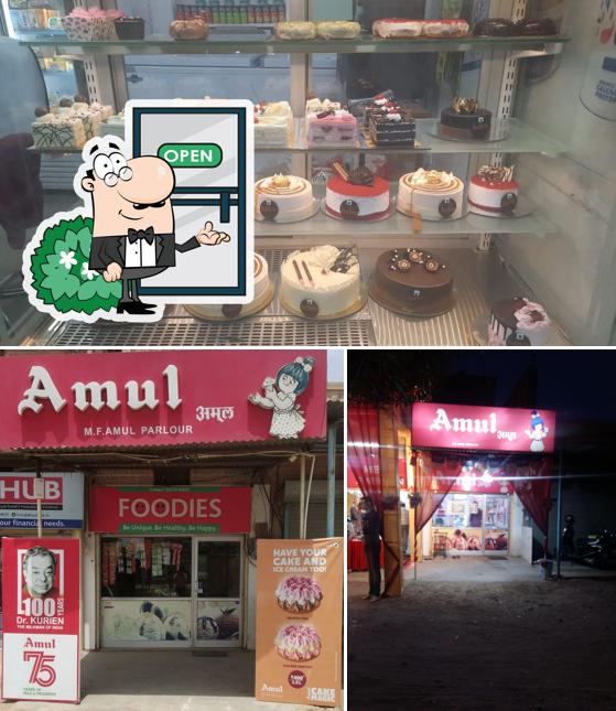 Among various things one can find exterior and food at Foodies Amul Parlour