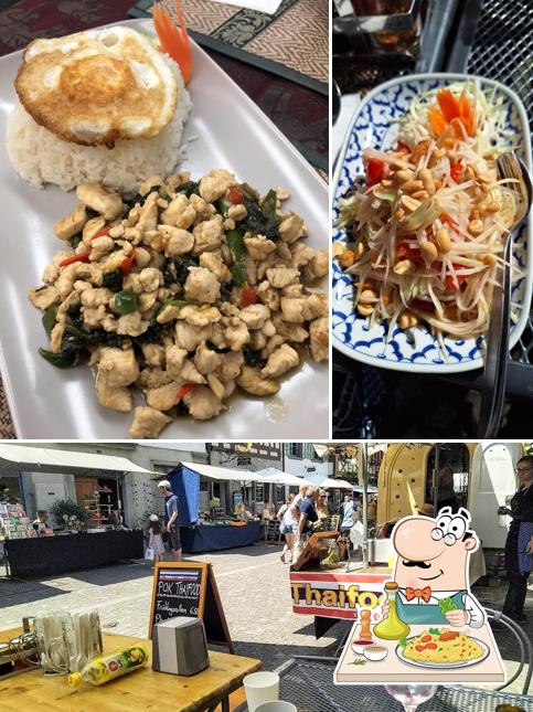 Pok Thaifood si caratterizza per la cibo e bevanda