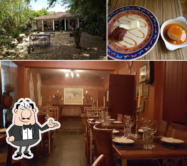 Sente em uma das mesas no Via Destra Ristorante
