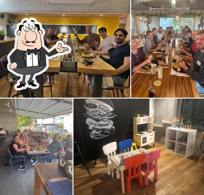 Siediti a un tavolo di Burger Republic Restaurant & Bar