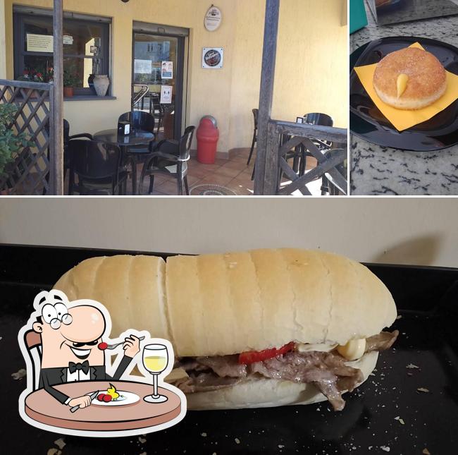 Questa è la foto che mostra la cibo e interni di Bar caffetteria di Porcu Giampiero