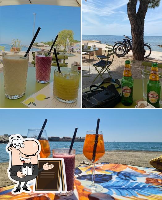 La foto della esterno e cibo di Garaž Bar