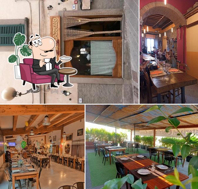 Siediti a un tavolo di osteria del castello