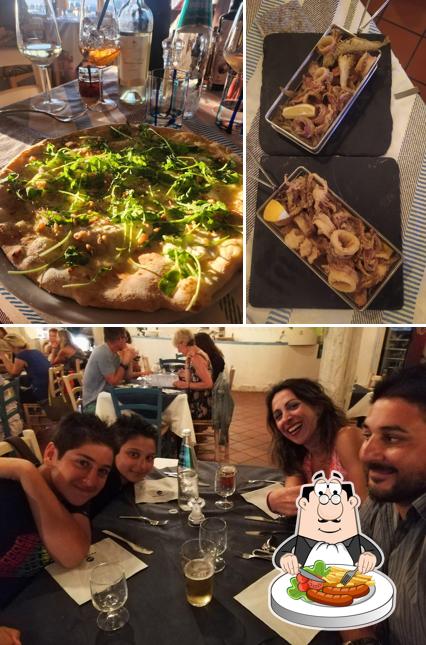 La cibo e tavolo da pranzo del ristorante