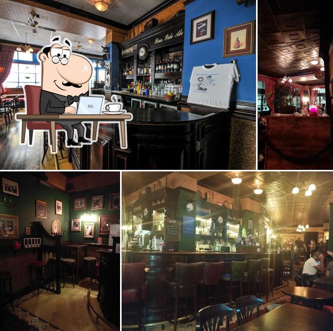 Dai un'occhiata agli interni di The Black Sheep Pub