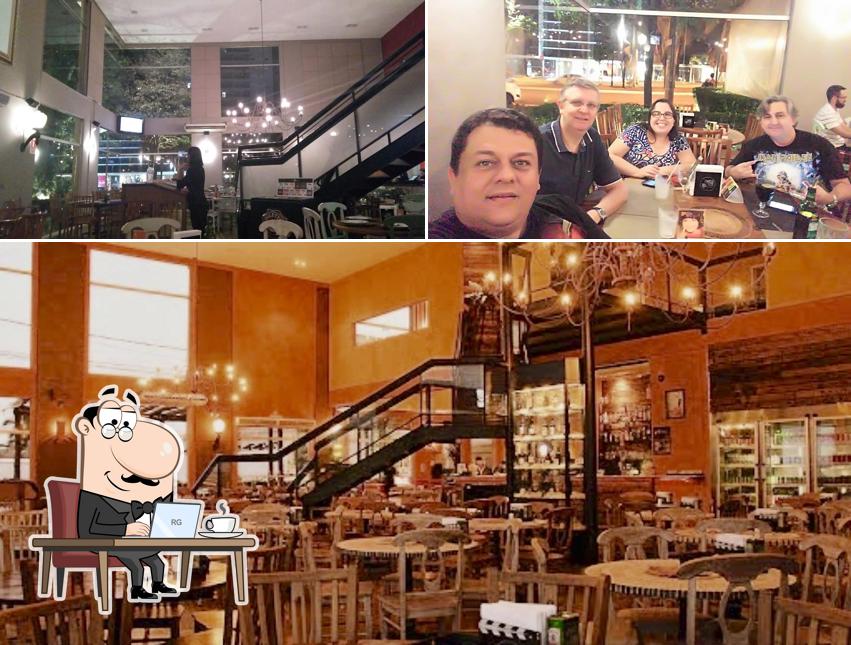 O interior do Famosa Pizza