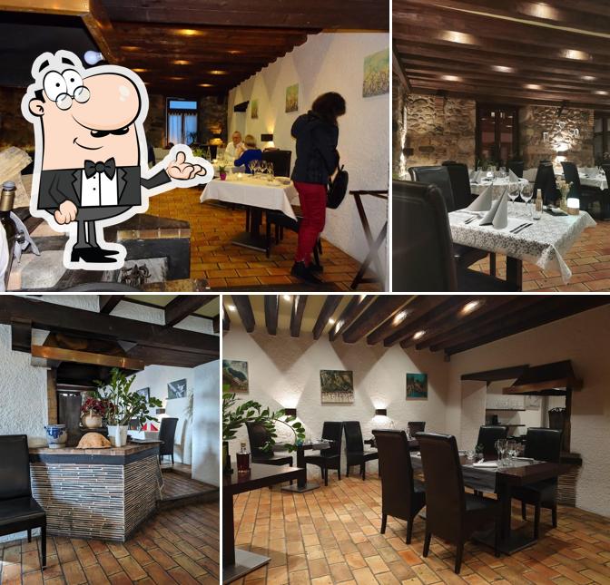 Siediti a un tavolo di Auberge du Chasseur