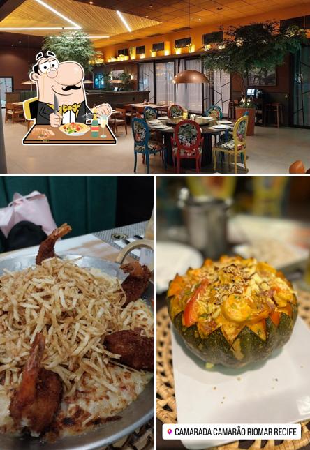 A comida e interior do restaurante