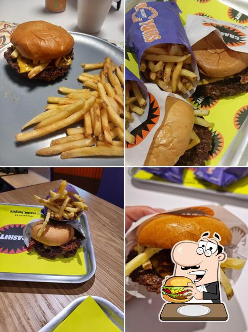 Ordina un hamburger a CrashIt Burger