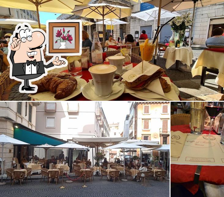 Siediti a un tavolo di Caffè Al Teatro