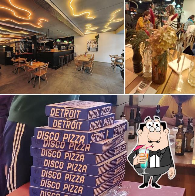 La bevanda e interni del ristorante