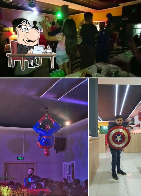 O interior do Guardiões Da Pizza