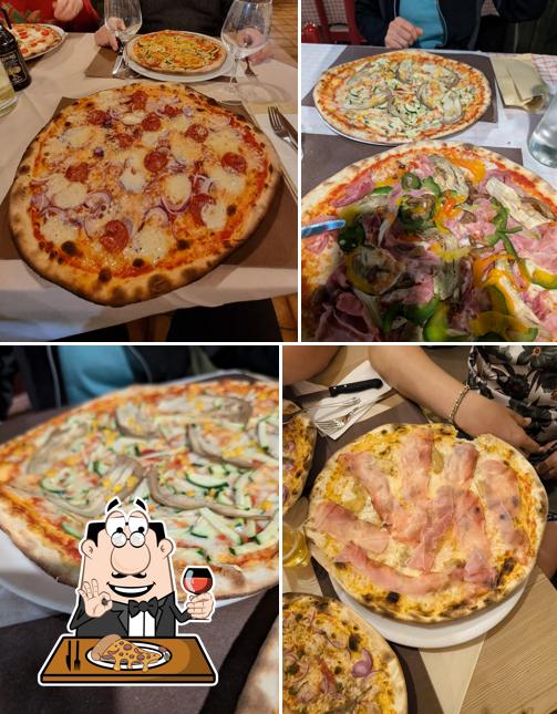 Prova una pizza a Pizzeria Ristorante Capanna Bianca