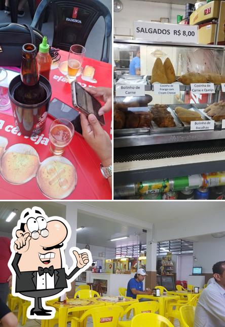 Sente em uma das mesas no Bar do Tomio