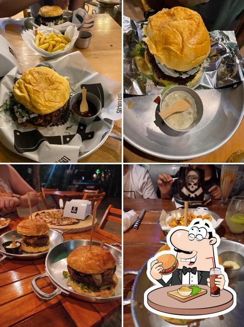 Delicie-se com um hambúrguer no Los Locos Jeri