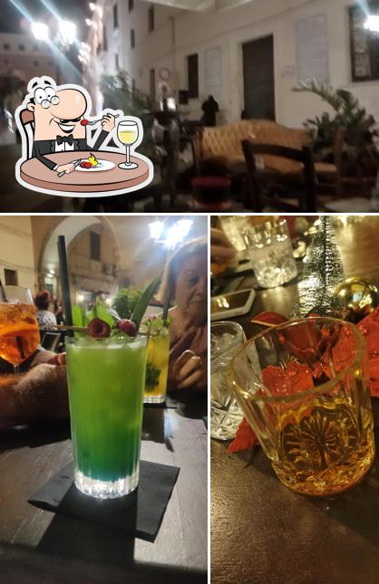 Questa è la immagine che presenta la cibo e interni di VintRò