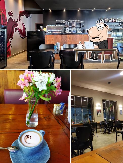 Sente em uma das mesas no Copas, Café & Vinho