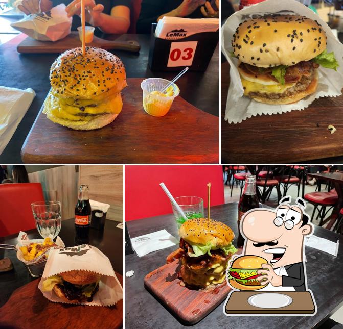 Deguste um dos hambúrgueres disponíveis no LeMax Hamburgueria - Abelardo Bueno