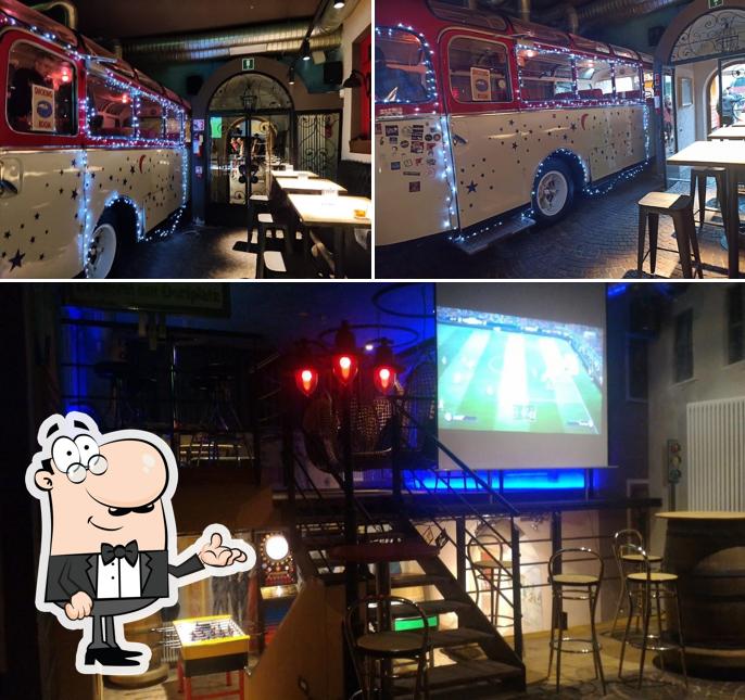 Dai un'occhiata agli interni di Busstop Pub