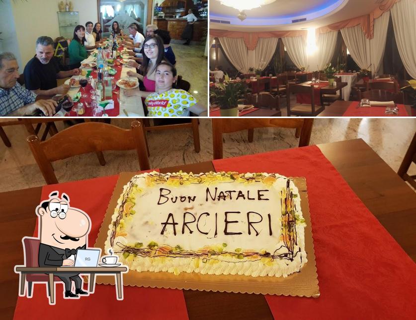 Tra le diverse cose da Hotel Albergo Ristorante "Etrusco" si possono trovare la interni e cibo