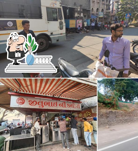 Check out how Jitubhai Ni Kachori looks outside