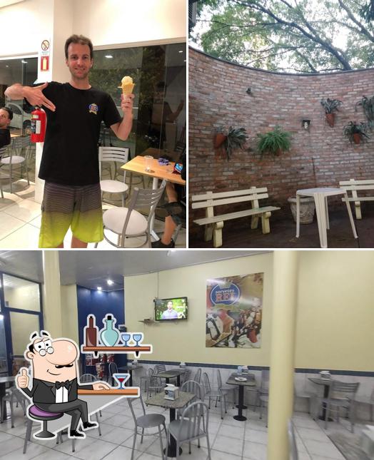 Sente em uma das mesas no Sorveteria Rei