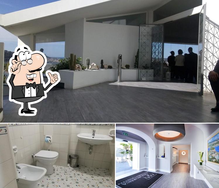 Siediti a un tavolo di Hotel Cala Moresca