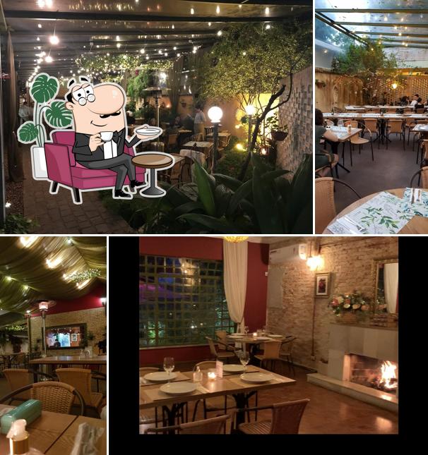 Sente em uma das mesas no Forneria da Chácara