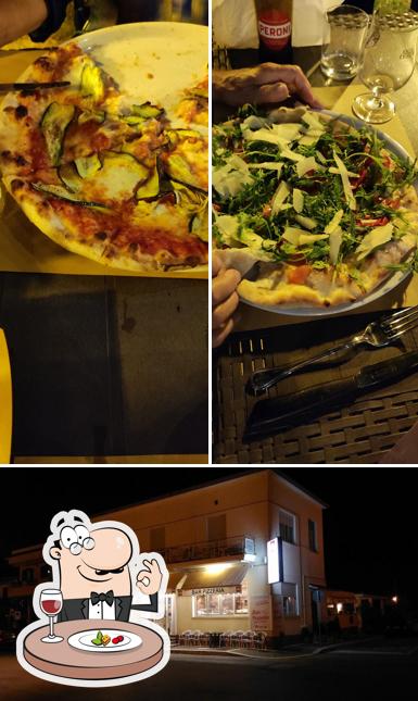 La foto di cibo e esterno da Pizza In Piazza