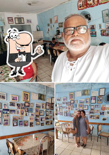 Sente em uma das mesas no Restaurante Miguel Buchada