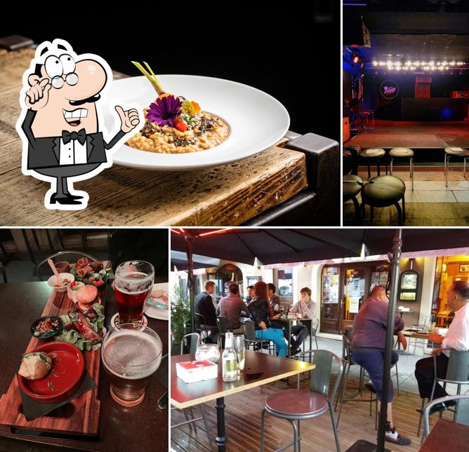 Siediti a un tavolo di Chat Noir Club