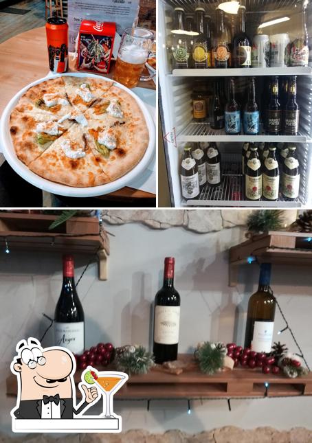 La bevanda e pizza del ristorante