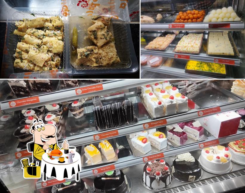 The image of food and interior at Gopala Sweets