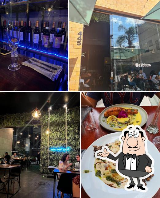 Sente em uma das mesas no A2 Bistrô