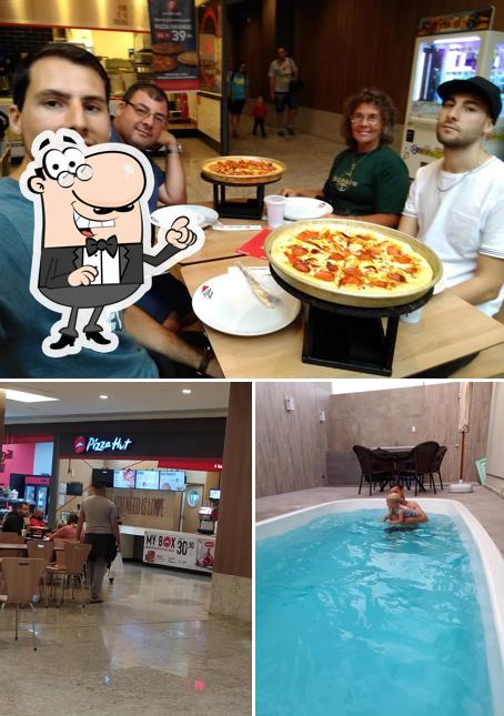 Sente em uma das mesas no Pizza Hut PH Express Shopping Itaguaçu