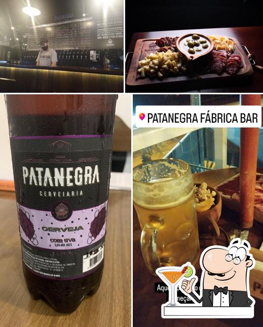 Esta é a imagem mostrando bebida e interior a Brewpub Patanegra Cervejaria