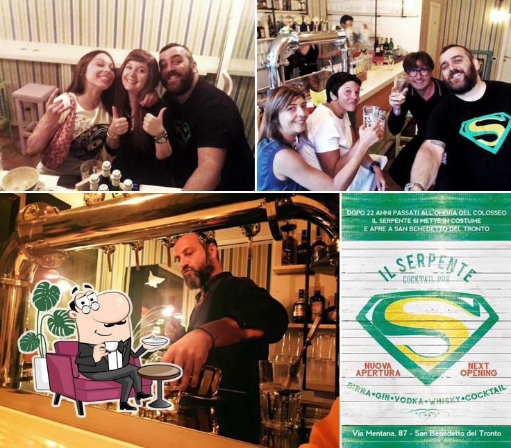 Siediti a un tavolo di serpente cocktail pub