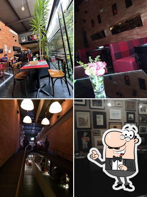 Sente em uma das mesas no Oscar Café