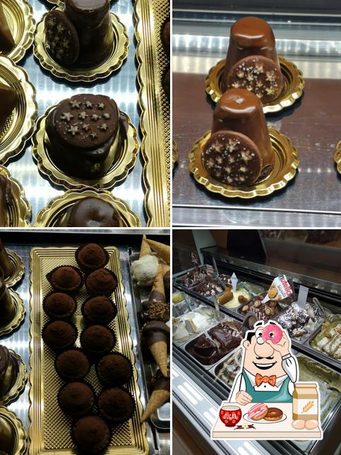 Arte Caffe Gelateria Artigianale Fratelli Di Noia Di Di Noia Vito E Di Noia Bartolomeo S.N.C. offre un'ampia selezione di dessert