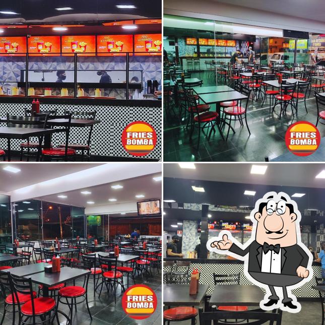 Sente em uma das mesas no Fries Bomba