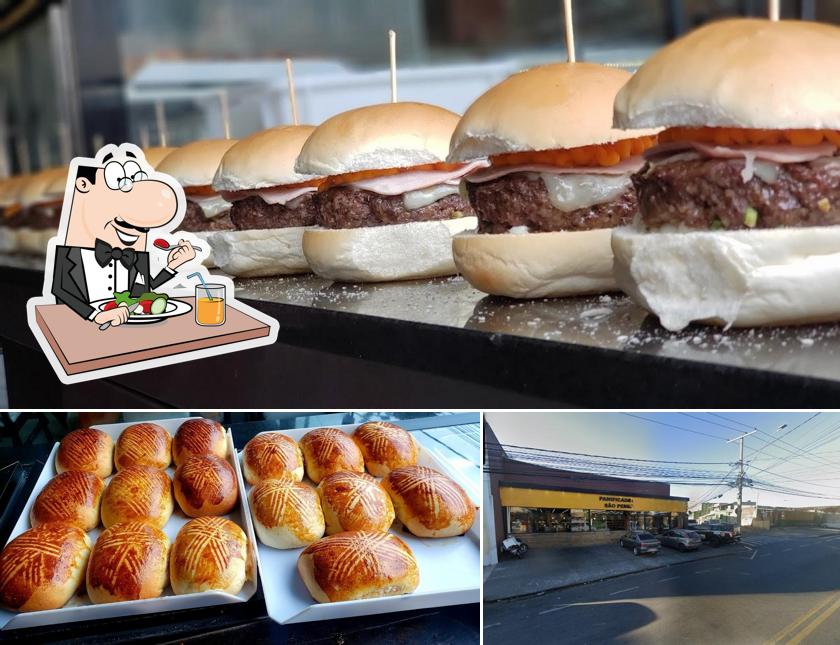 Confira a foto apresentando comida e exterior no Panificadora São Pedro