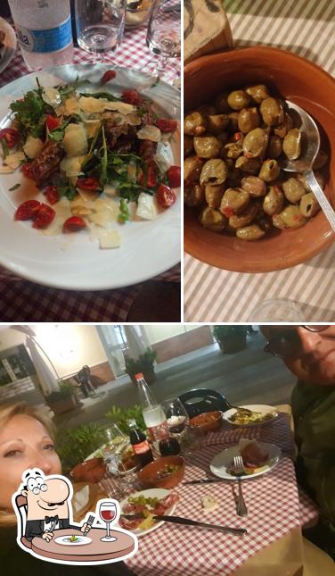 Questa è la immagine che raffigura la cibo e tavolo da pranzo di Il Ragno Ristorante Pizzeria Braceria