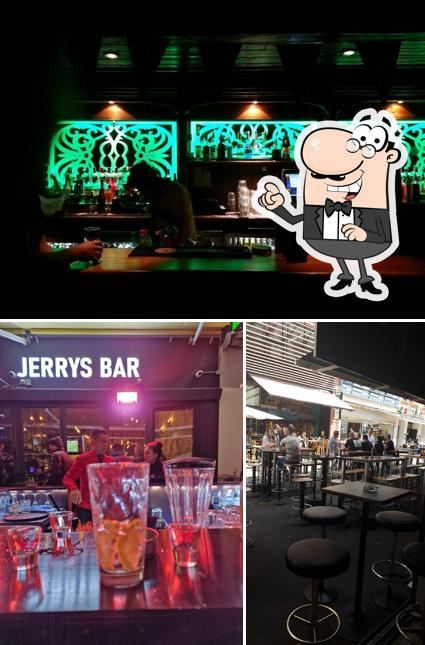 Dai un’occhiata alla foto che raffigura la interni e bancone da bar di Jerry's Bar