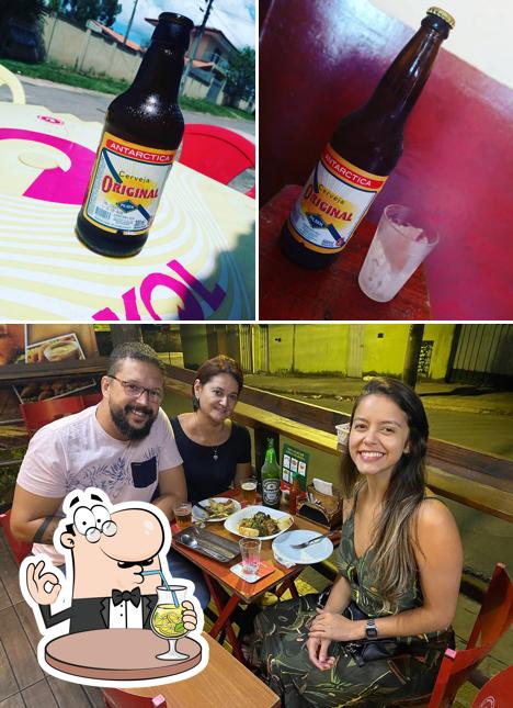 A ilustração da bebida e comida no Andrade’s Beer
