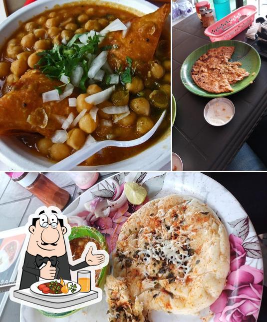 Food at Dilliwale chole kulche and Momos