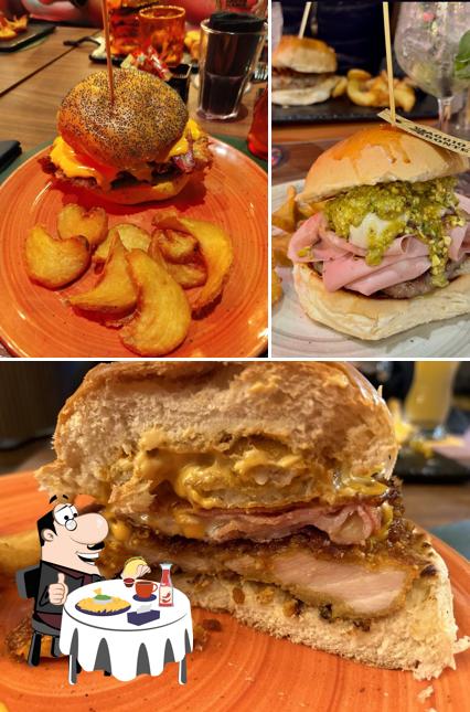 Ordina un hamburger a Cocoa Lounge Burger