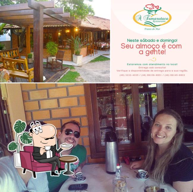 Sente em uma das mesas no Tamarutaca